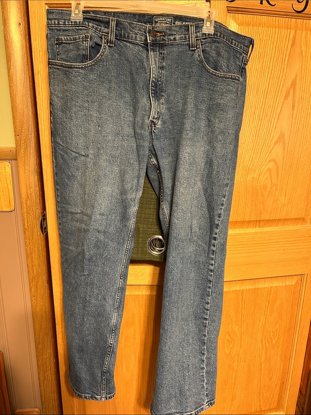 Signature Relaxed Fit Men's Jeans in Blue Denim